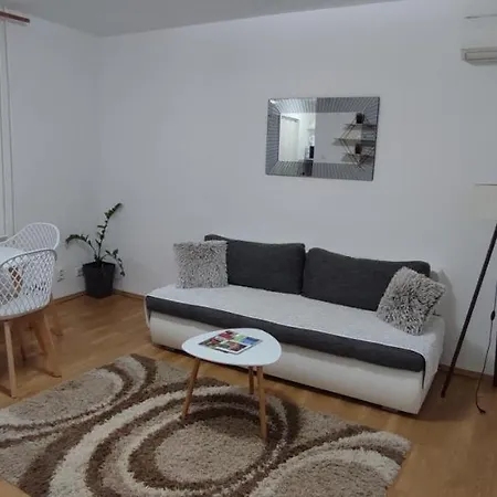 Pavle I Petra Ii Lägenhet Sremski Karlovci